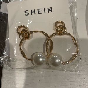 BRAND NEW Gold hoop and pearl earrings